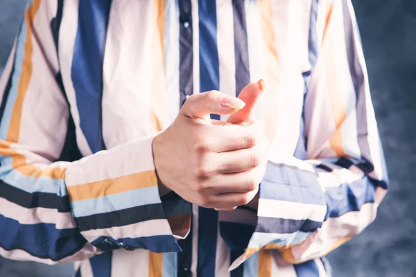 Junge Frau Streckt Die Finger — Stockfoto