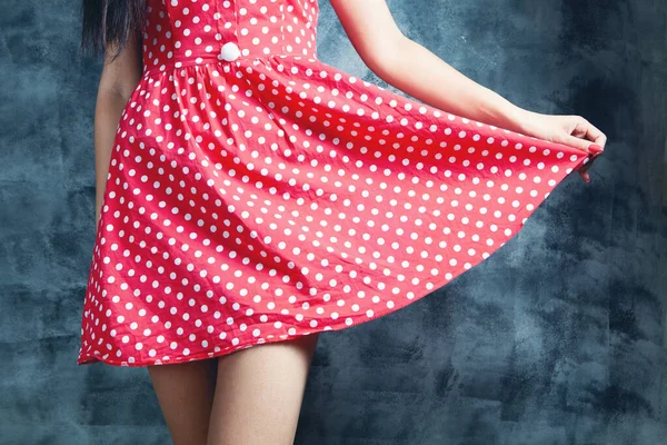 Genç Bir Kadın Elbise Giymiş Eteğini Çekiyor — Stok fotoğraf