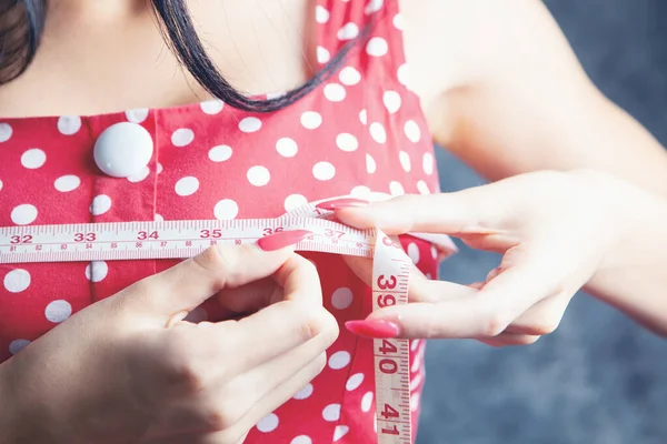 女人用测量带测量她的乳房 — 图库照片