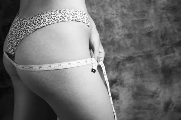Mladá Žena Kalhotkách Měří Její Stehno — Stock fotografie