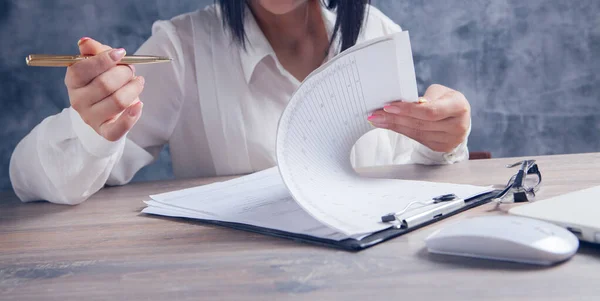 Una Mujer Sienta Delante Una Computadora Portátil Estudia Documentos — Foto de Stock