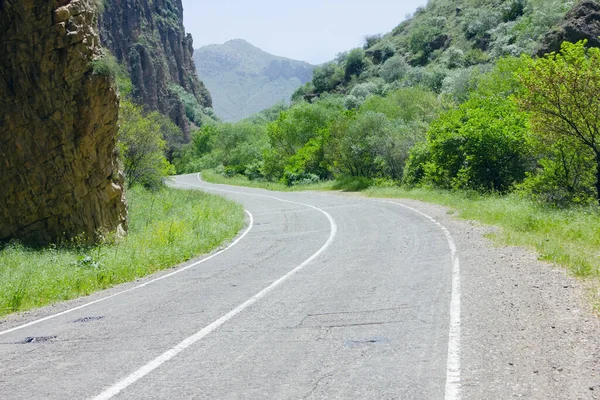 Route Asphaltée Entre Les Montagnes — Photo