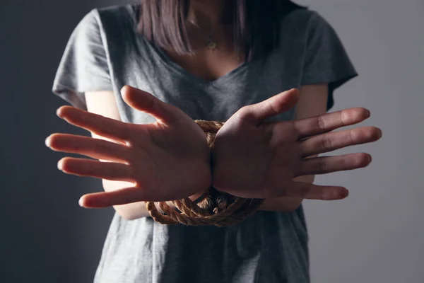 Mãos Jovem Mulher Estão Amarradas — Fotografia de Stock