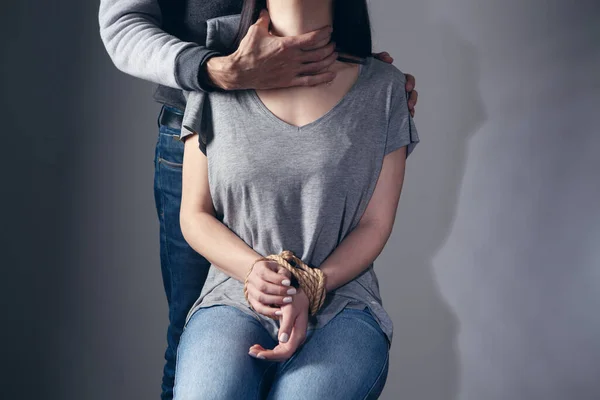 Homem Estrangula Uma Menina Amarrada — Fotografia de Stock