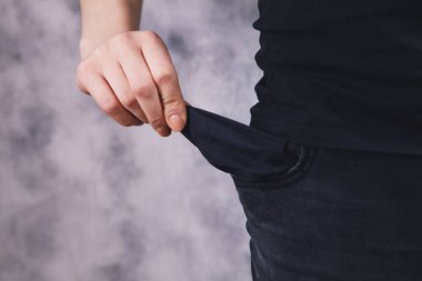 Genç kadın cebi boş görünüyor.