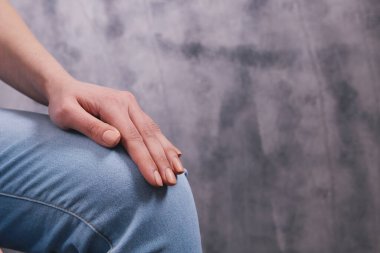 Genç bir kadının tırnaklarını boyadım.