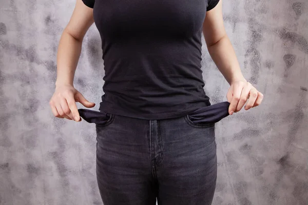 Mujer Joven Mostrando Bolsillos Vacíos — Foto de Stock