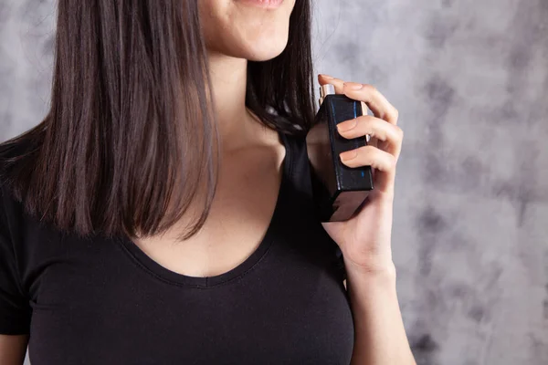 Γυναίκες Χρησιμοποιεί Άρωμα Για Τον Εαυτό Τους Γκρι Φόντο — Φωτογραφία Αρχείου