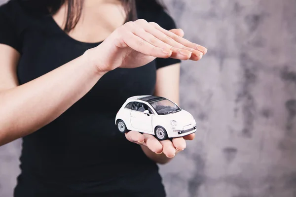 Mladá Dívka Drží Hračka Auto — Stock fotografie