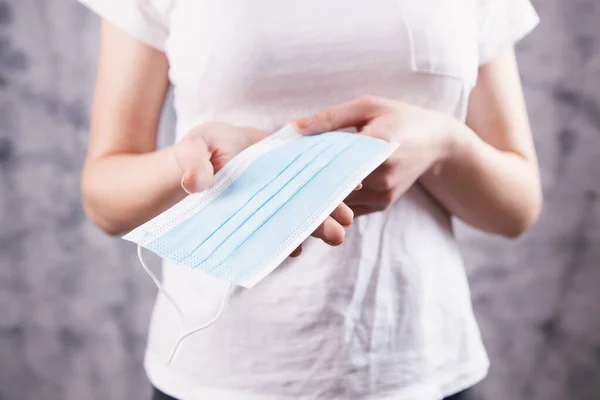 Mujer Joven Sosteniendo Una Máscara Médica — Foto de Stock