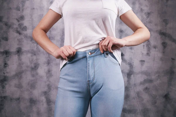 若い女性がジーンズを引っ張り — ストック写真