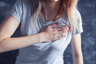 Genç kızın göğsünde ağrı var.