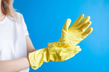 Genç kız lastik eldiven takıyor.