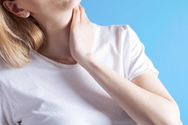 Genç bir kızın boynu ağrıyor.