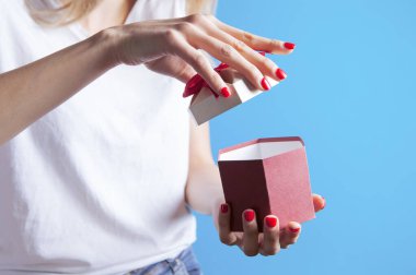 genç kız bir hediye kutusu açar