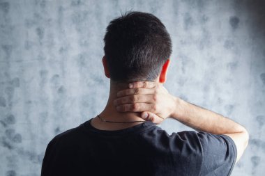Genç adamın boynu ağrıyor.