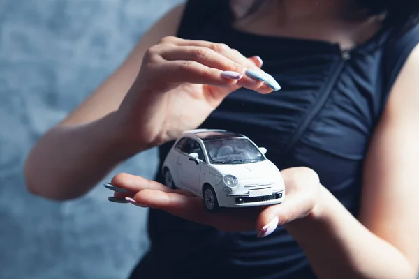 Jovem Segurando Carro — Fotografia de Stock