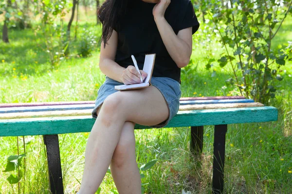 Young Girl Sitting Bench Makes Notes Diary — Stock Photo, Image