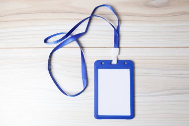 Tahta bir masada kimlik etiketi.