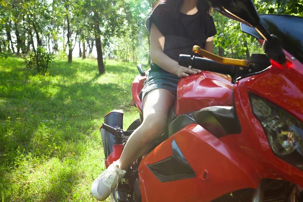 Κορίτσι Κάθεται Μια Μοτοσικλέτα Στο Πάρκο — Φωτογραφία Αρχείου