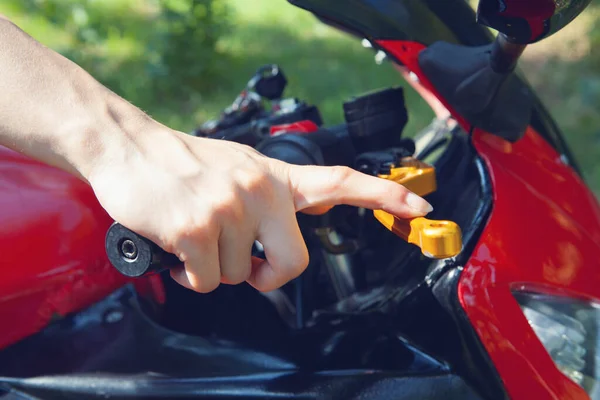 Mädchen Sitzt Auf Einem Motorrad Park — Stockfoto