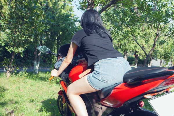 Mädchen Sitzt Auf Einem Motorrad Park — Stockfoto