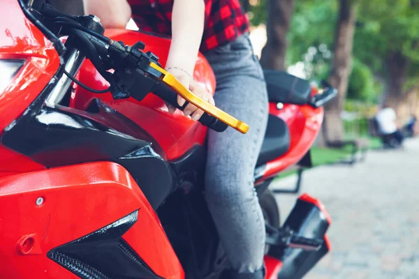 Fille Assise Sur Une Moto Dans Parc — Photo