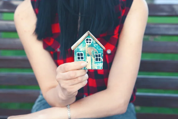 Sosteniendo Una Casa Mano Mientras Está Sentado Banco — Foto de Stock