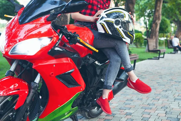 Девушка Сидит Мотоцикле Парке — стоковое фото