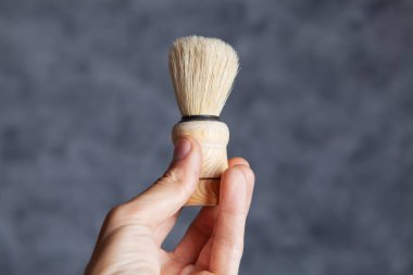 Gri arkaplanda el fırçası