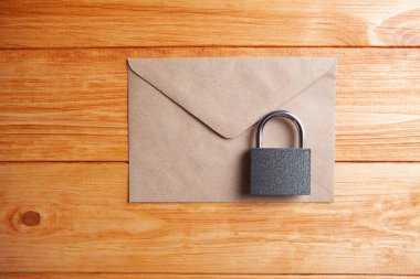 Masaya yazmak için zarfa kilitle