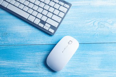 fare ve klavye masanın üzerinde.