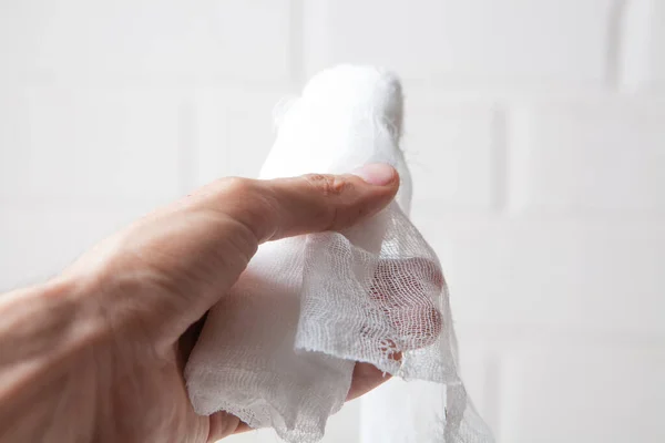 Mão Segurando Uma Bandagem Médica Branca — Fotografia de Stock