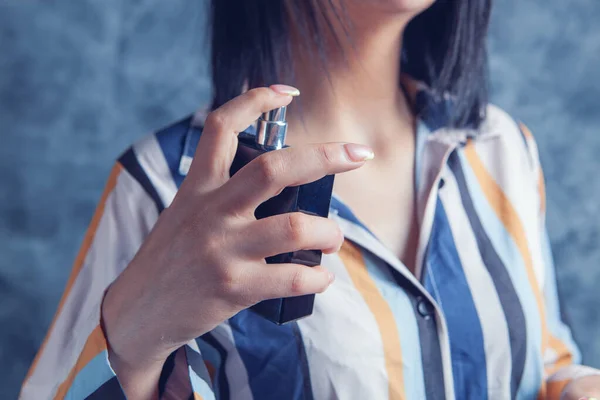 女性は首に香水を振りかけ — ストック写真