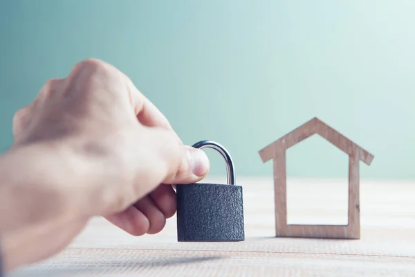 Main Tient Une Serrure Près Maison Sur Une Table Bois — Photo