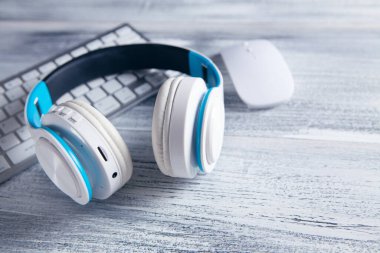 Kulaklıklar ve dizüstü bilgisayarlar masada.