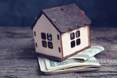 Para ve ev masanın üstünde.