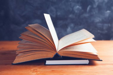 Masanın üzerinde açık bir kitap