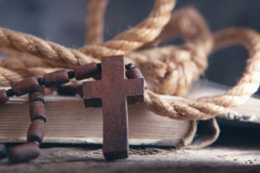 Kitabı aç ve masanın üzerinde çapraz yap.