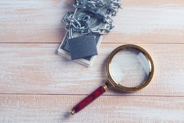 Büyüteç ve para kilit ve zincirlerle kapatıldı