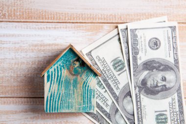 Para ve ev masanın üstünde.