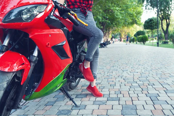 Fille Assise Sur Une Moto Dans Parc — Photo