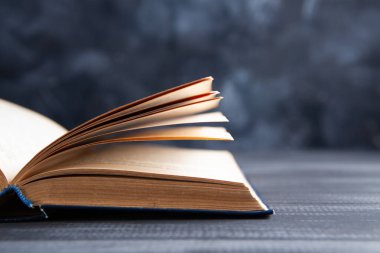 Masanın üzerinde açık bir kitap