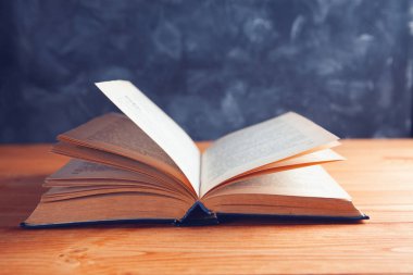 Masanın üzerinde açık bir kitap