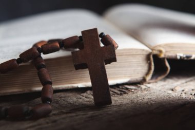 Kitabı aç ve masanın üzerinde çapraz yap.