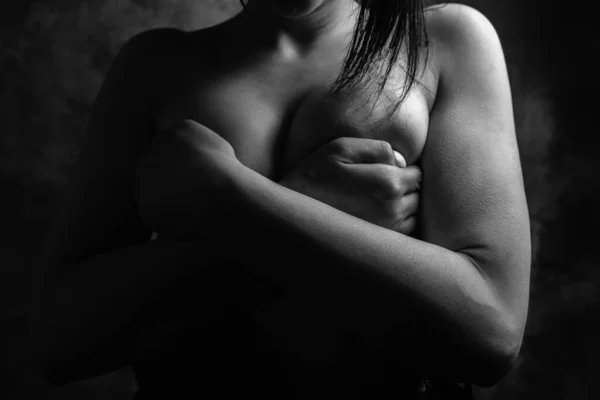 Junge Frau Hält Brüste Sexuell — Stockfoto