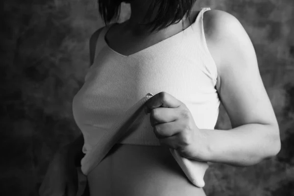 Mujer Joven Quita Camisa — Foto de Stock