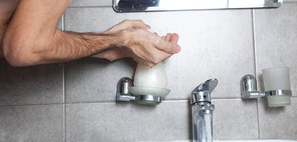 Hombre Está Lavando Baño — Foto de Stock