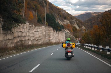 Bisikletçi dağlarda yolda gidiyor..