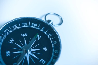 Beyaz arkaplanda pusula, yakın plan, seçici odak